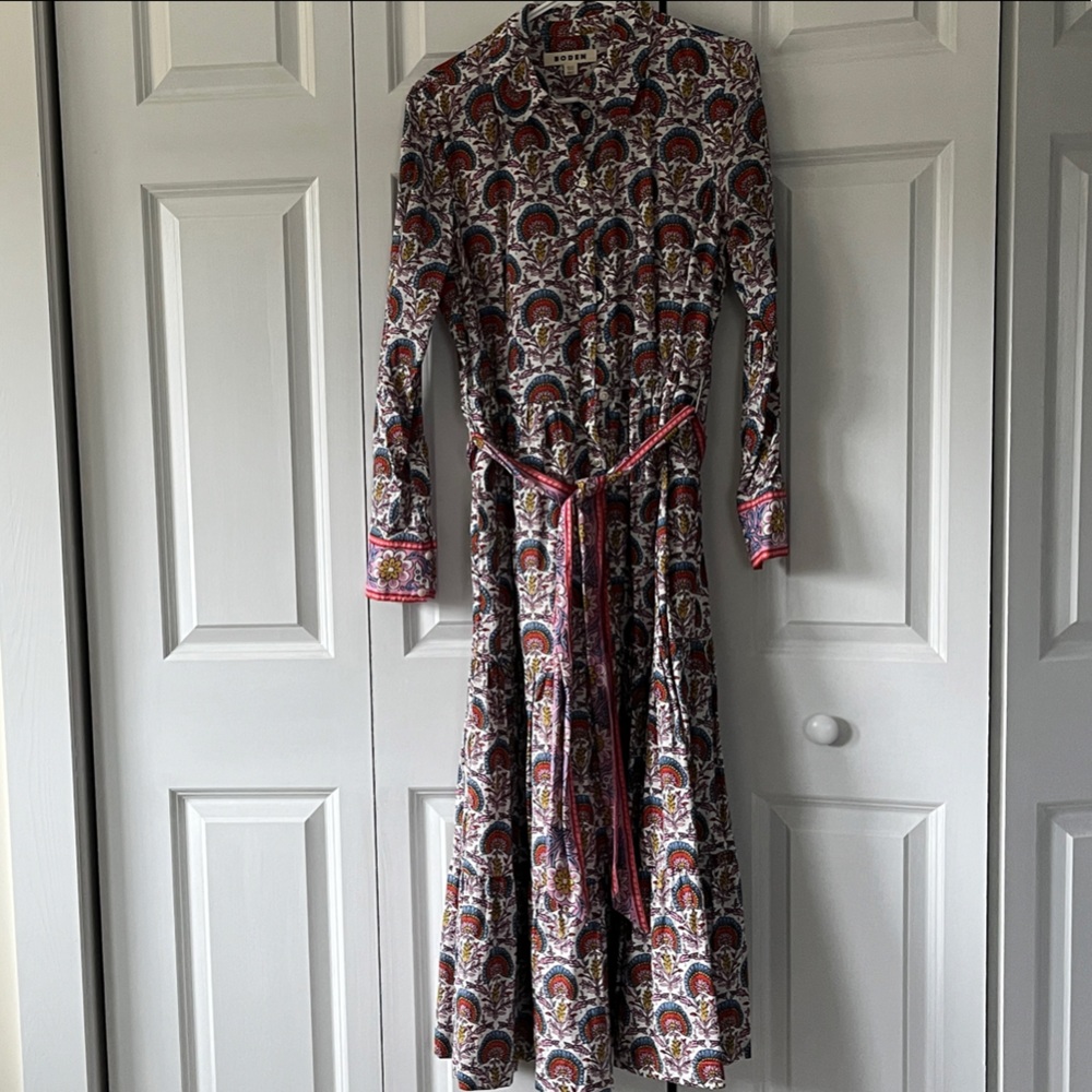 Boden Midi Dress white Pink and blue Print. Adorable pattern on cuffs and belt